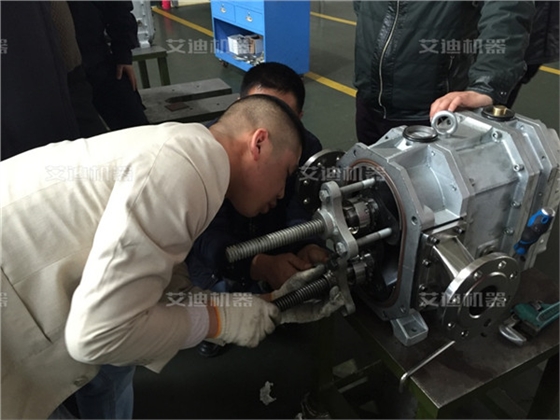 學(xué)員拆卸彈性體凸輪泵的轉(zhuǎn)子.jpg 學(xué)員拆卸彈性體凸輪泵的轉(zhuǎn)子.jpg