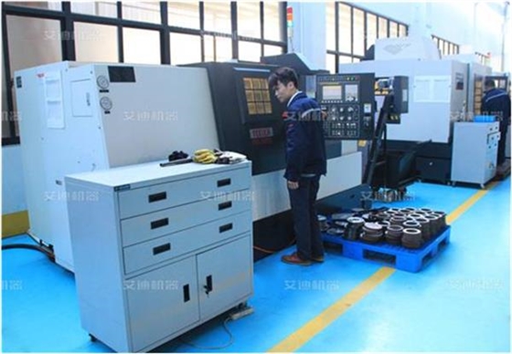 艾迪機器公司員工加班加點進行生產(chǎn).jpg 艾迪機器公司員工加班加點進行生產(chǎn).jpg