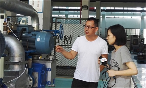 艾迪機(jī)器總經(jīng)理在和浙江在線記者進(jìn)行交流.jpg 艾迪機(jī)器總經(jīng)理在和浙江在線記者進(jìn)行交流.jpg