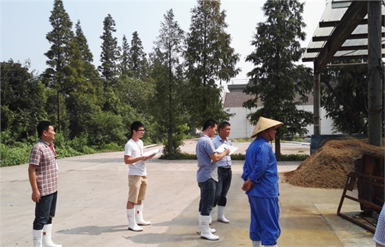 艾迪機器技術(shù)研發(fā)人員到客戶現(xiàn)場走訪調(diào)查.jpg 艾迪機器技術(shù)研發(fā)人員到客戶現(xiàn)場走訪調(diào)查.jpg