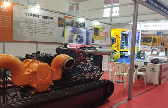 履帶式應(yīng)急搶險排澇泵車.jpg 履帶式應(yīng)急搶險排澇泵車.jpg