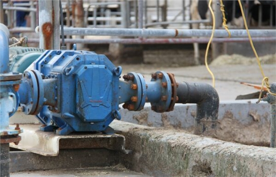 自吸泵牛糞輸送設(shè)備.jpg 自吸泵牛糞輸送設(shè)備.jpg