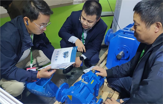 江西污水處理廠領導參觀我公司產(chǎn)品.jpg 江西污水處理廠領導參觀我公司產(chǎn)品.jpg