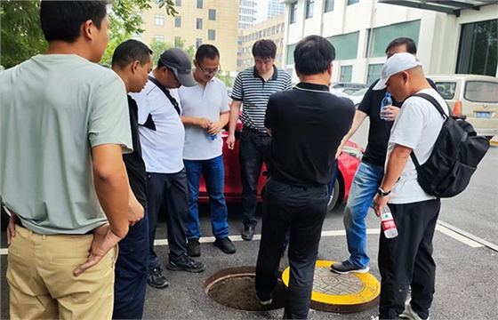 嵊州水務(wù)集團(tuán)參觀污水真空收集井.jpg 嵊州水務(wù)集團(tuán)參觀污水真空收集井.jpg