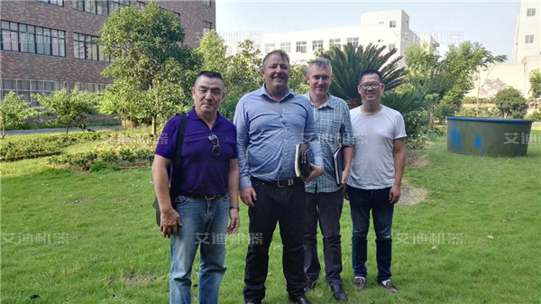 MR. JASON ROGERS和MR. ANDREW CALVERT兩位負(fù)責(zé)人與我公司總經(jīng)理合影留念.jpg MR. JASON ROGERS和MR. ANDREW CALVERT兩位負(fù)責(zé)人與我公司總經(jīng)理合影留念.jpg