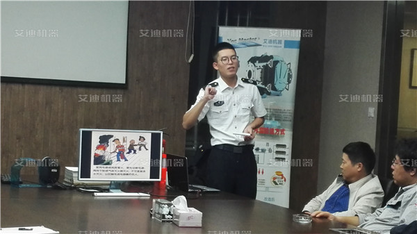 尤瀟帥教官講述實(shí)例說明火災(zāi)防范安全的重要性.jpg 尤瀟帥教官講述實(shí)例說明火災(zāi)防范安全的重要性.jpg