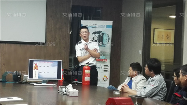 尤教官現(xiàn)場(chǎng)我教官演示滅火器等消防設(shè)施.jpg 尤教官現(xiàn)場(chǎng)我教官演示滅火器等消防設(shè)施.jpg