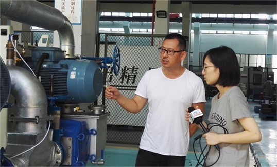 艾迪機(jī)器總經(jīng)理在和浙江在線記者進(jìn)行交流.jpg 艾迪機(jī)器總經(jīng)理在和浙江在線記者進(jìn)行交流.jpg