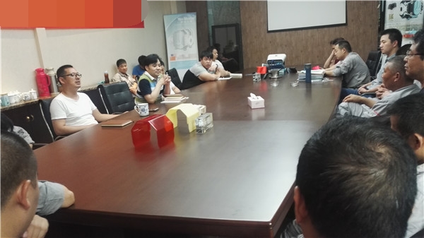 新任總經(jīng)理曾祥江隨后向會議作任職表態(tài)發(fā)言.jpg 新任總經(jīng)理曾祥江隨后向會議作任職表態(tài)發(fā)言.jpg