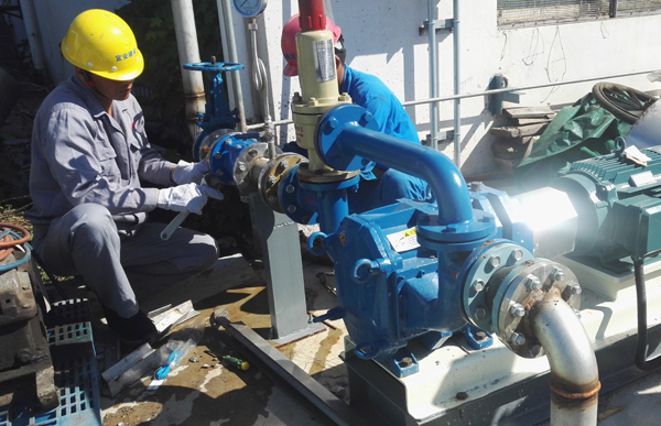 排污泵安裝中.jpg