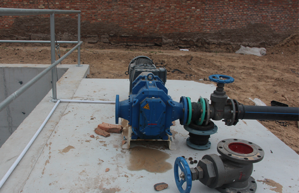 山東養(yǎng)牛場轉(zhuǎn)子泵安裝中.jpg 山東養(yǎng)牛場轉(zhuǎn)子泵安裝中.jpg