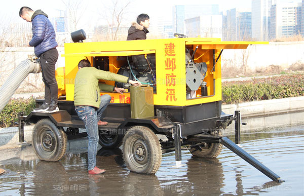排澇泵車現(xiàn)場測試中.jpg