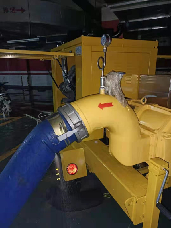 應(yīng)急排澇泵車作業(yè)中_副本.jpg 應(yīng)急排澇泵車作業(yè)中_副本.jpg