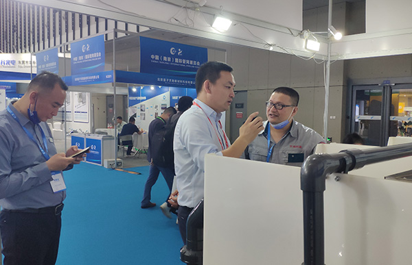 艾迪機器真空排水系統(tǒng)工程師講解中.jpg 艾迪機器真空排水系統(tǒng)工程師講解中.jpg