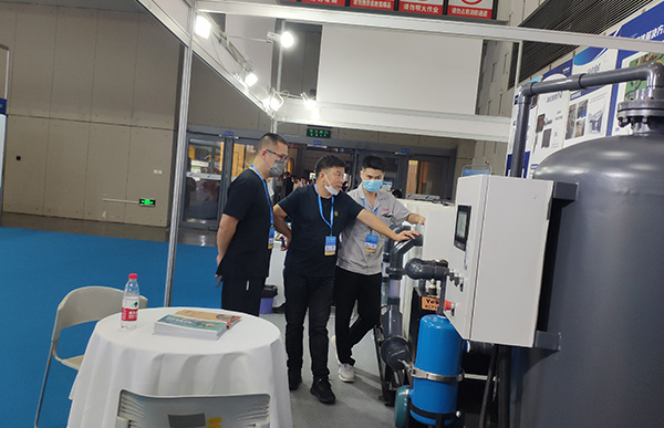 艾迪展會真空排水方案參觀人員.jpg 艾迪展會真空排水方案參觀人員.jpg