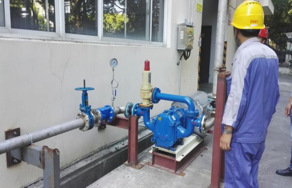 化糞池抽糞泵安裝調(diào)試中.jpg 化糞池抽糞泵安裝調(diào)試中.jpg