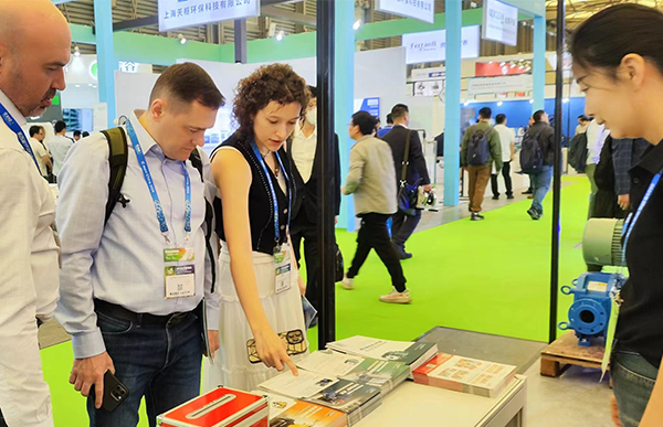 上海環(huán)博會(huì)國(guó)外客戶駐足觀看.jpg