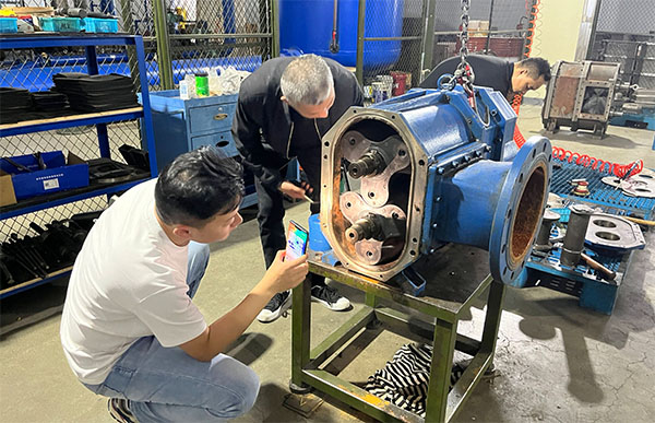 蕭山污水廠認(rèn)真觀察泵組裝.jpg 蕭山污水廠認(rèn)真觀察泵組裝.jpg