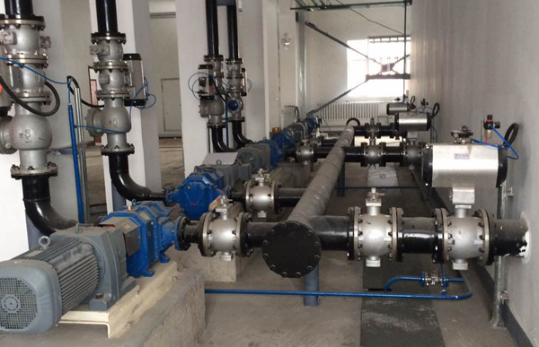 牡丹江污水廠污水泵安裝現(xiàn)場(chǎng)圖 .jpg