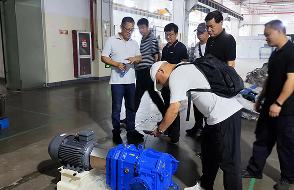 嵊州水務(wù)集團(tuán)參觀泵生產(chǎn)車間.jpg
