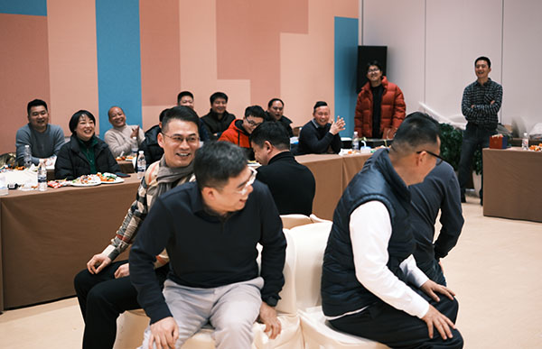 艾迪機(jī)器兼浙江零排新春年會(huì)搶凳子游戲.jpg 艾迪機(jī)器兼浙江零排新春年會(huì)搶凳子游戲.jpg