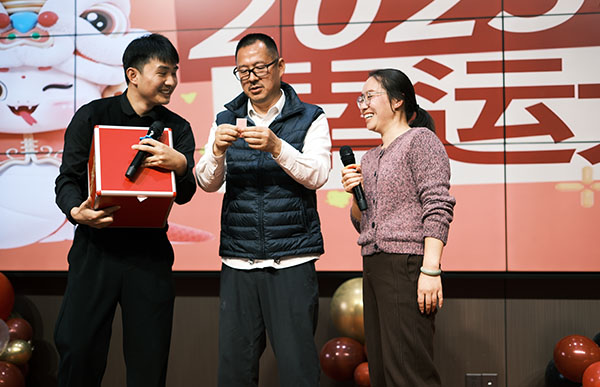 艾迪機(jī)器兼浙江零排新春年會(huì)抽獎(jiǎng)環(huán)節(jié).jpg 艾迪機(jī)器兼浙江零排新春年會(huì)抽獎(jiǎng)環(huán)節(jié).jpg